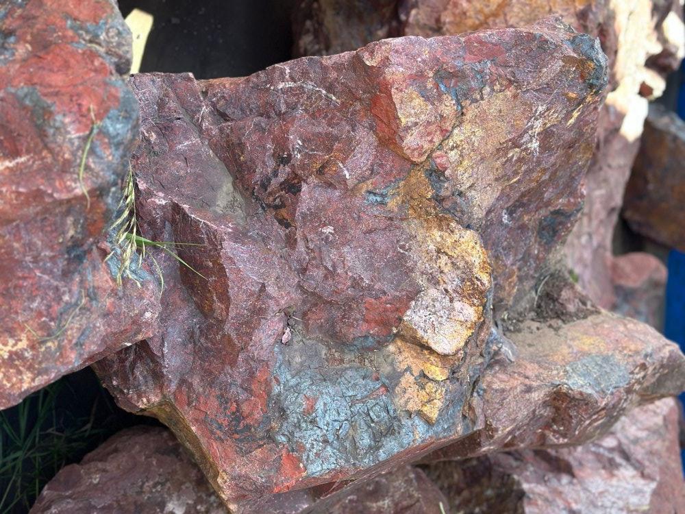 Камни для ландшафтного дизайна красно-фиолетовые 10-60 килограмм купить в Псковской области