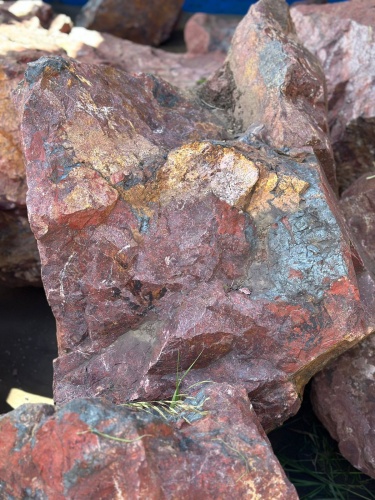 Камни для ландшафтного дизайна красно-фиолетовые 10-60 килограмм купить в Псковской области