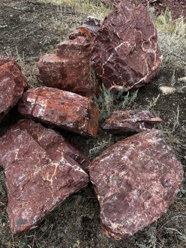Ландшафтные глыбы красно-фиолетовые 200-1000 килограмм купить в Псковской области