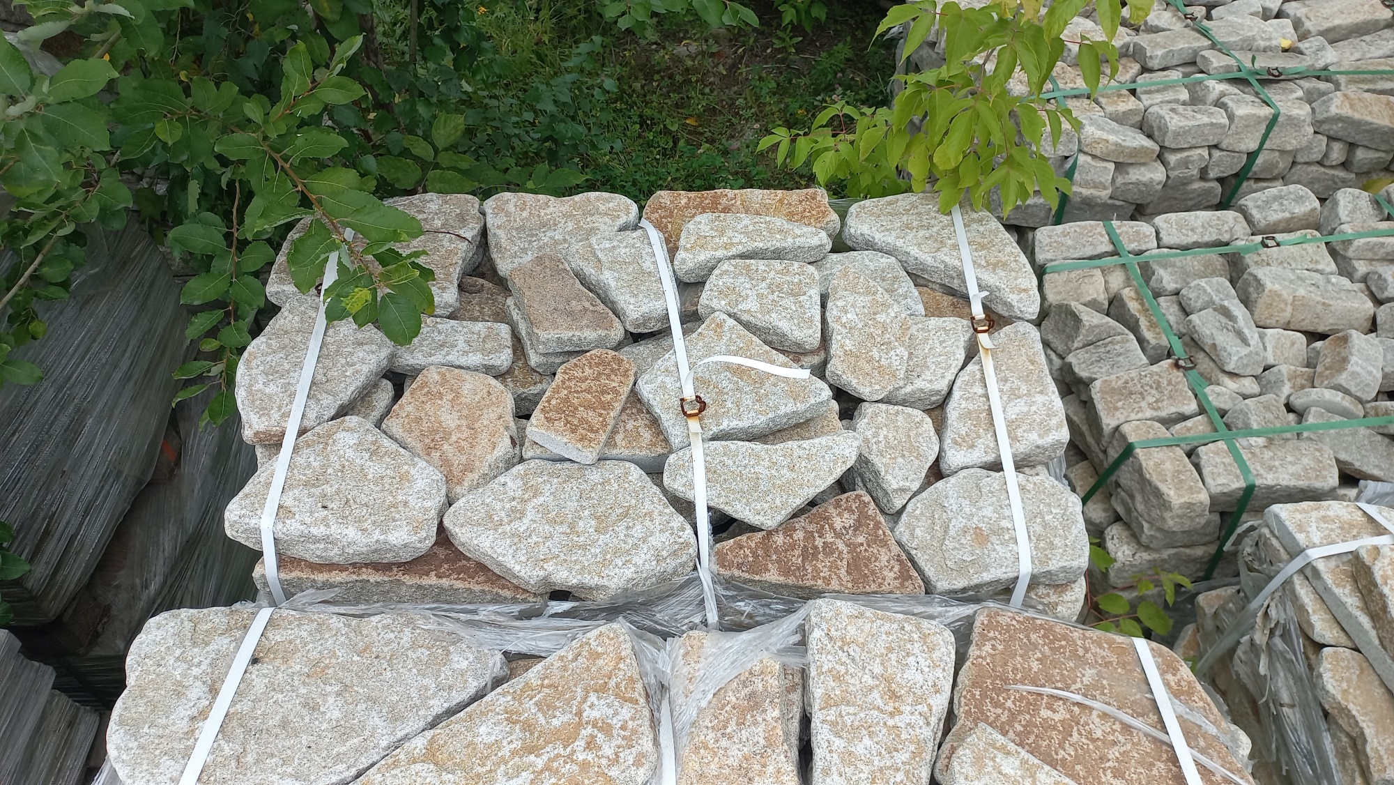 Плитняк галтованный гранитный для ландшафтного дизайна купить в Псковской области