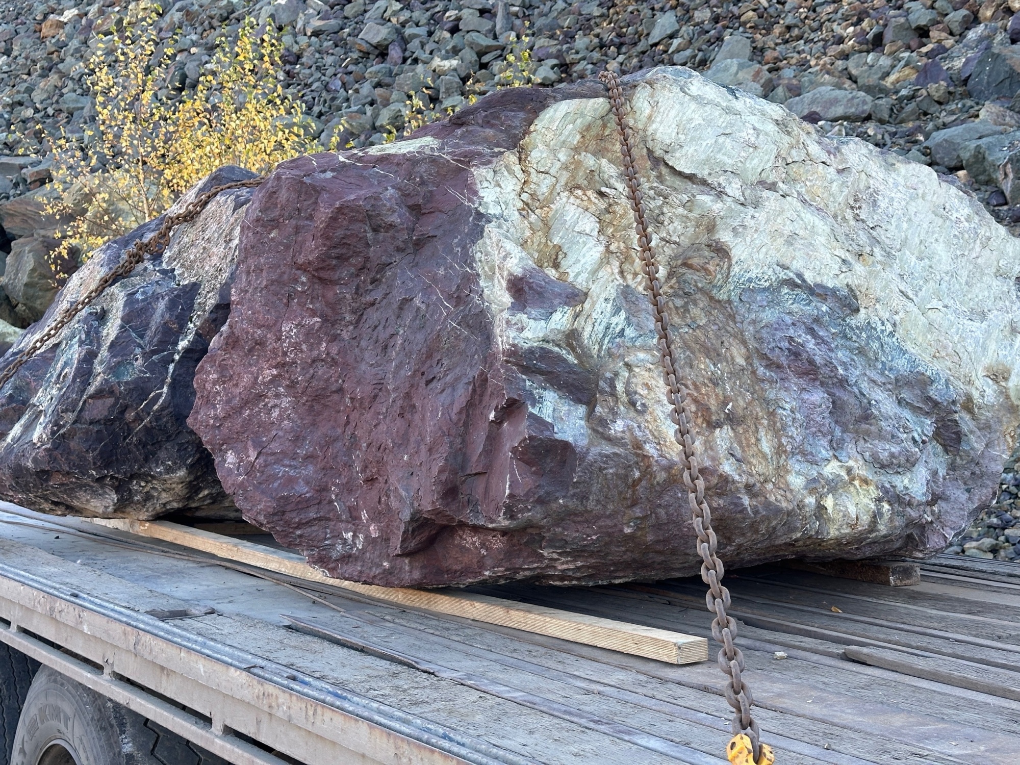 Огромные красно-фиолетовые валуны для ландшафтного дизайна весом более 5 тонн купить в Псковской области