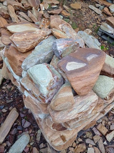 Златолит жёлтый, жёлто-зелёный глыбки и валуны для ланшафтного дизайна купить в Псковской области