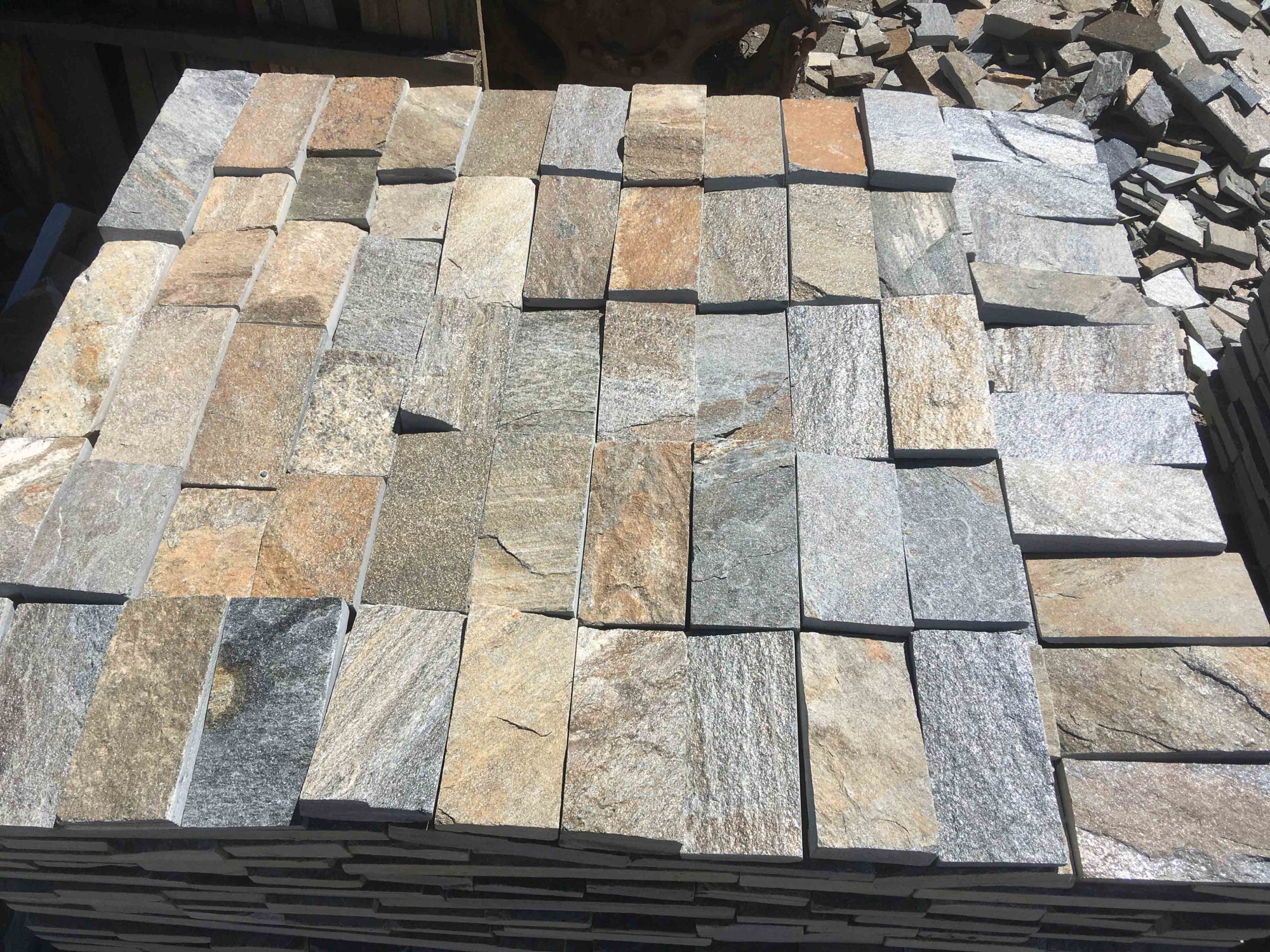 Плитка пилёная златолит Уральский для фасада купить в Псковской области