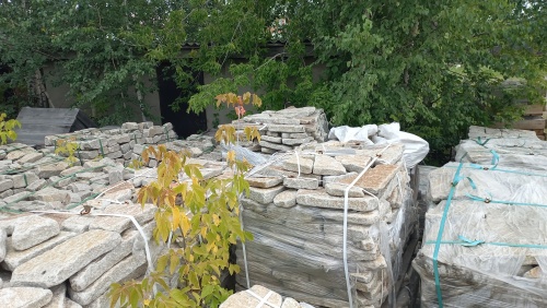 Плитняк галтованный гранитный для ландшафтного дизайна купить в Псковской области