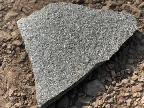 Плитняк златолит Уральский для цоколя, отмостки купить в Псковской области