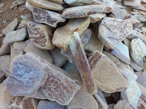 Златолит жёлтый, жёлто-зелёный глыбки и валуны для ланшафтного дизайна купить в Псковской области