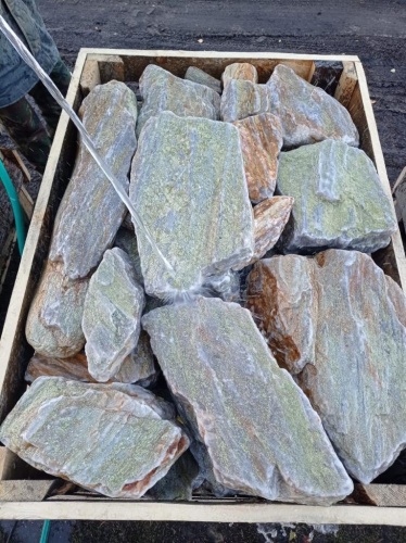 Златолит жёлтый, жёлто-зелёный глыбки и валуны для ланшафтного дизайна купить в Псковской области