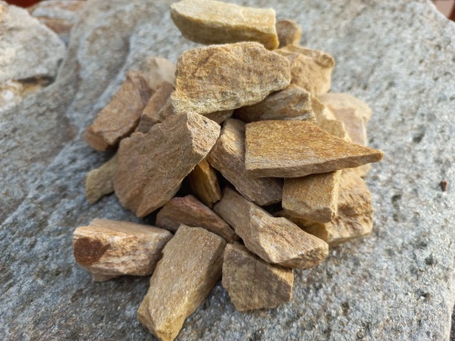 Златолит жёлтый декоративная каменная крошка купить в Псковской области