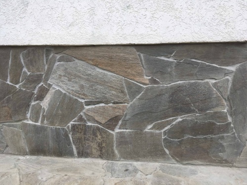 Плитняк златолит Уральский для цоколя, отмостки купить в Псковской области