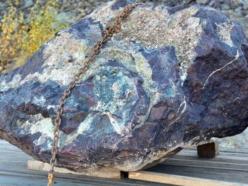 Огромные красно-фиолетовые валуны для ландшафтного дизайна весом более 5 тонн купить в Псковской области