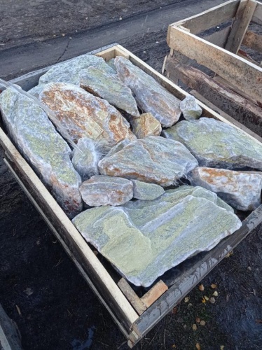 Златолит жёлтый, жёлто-зелёный глыбки и валуны для ланшафтного дизайна купить в Псковской области