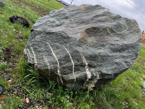 Гигантские зелёные валуны для ландшафтного дизайна весом более 5 тонн купить в Псковской области