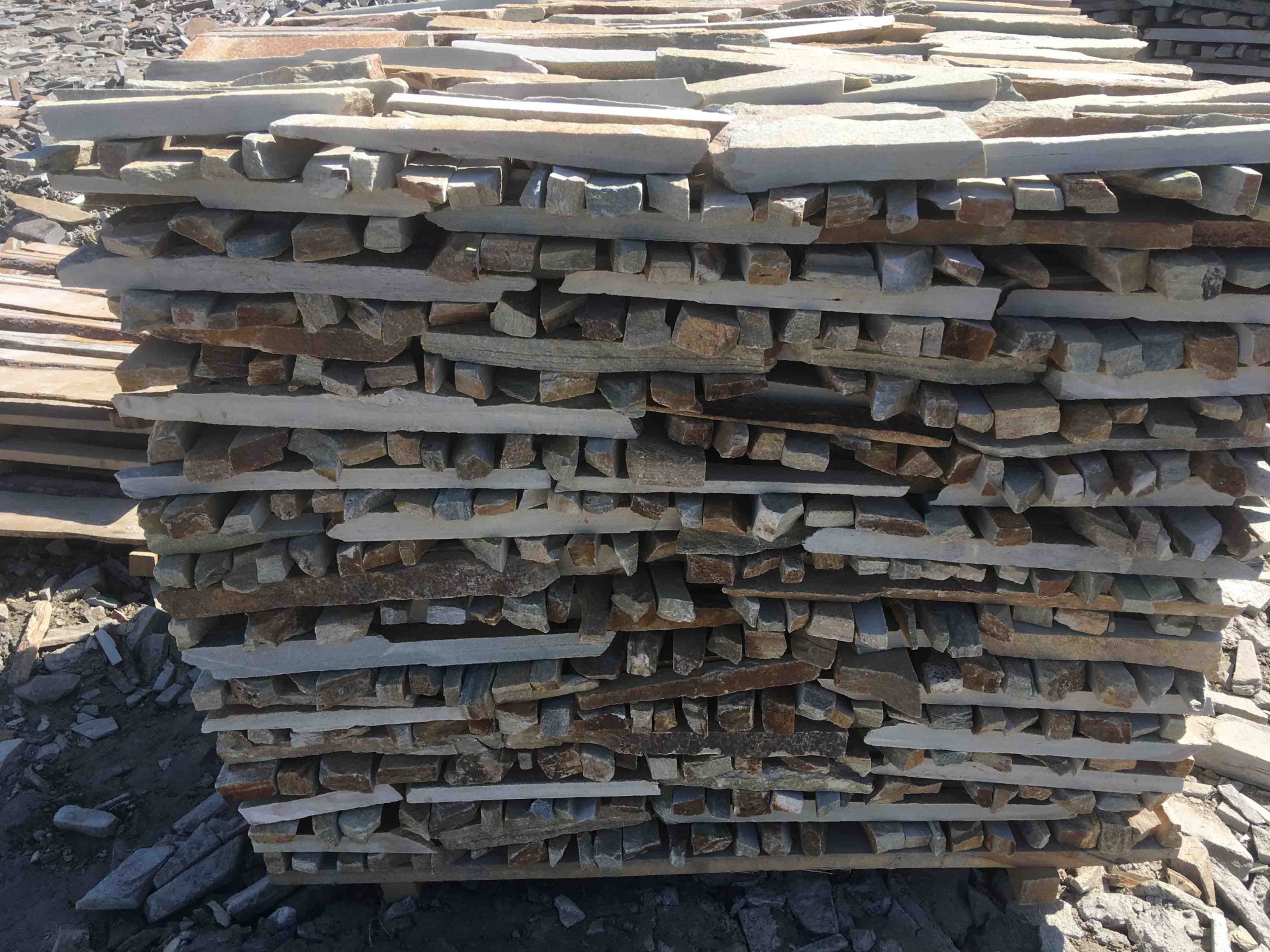 Горбушка златолит золотистый для облицовки купить в Псковской области