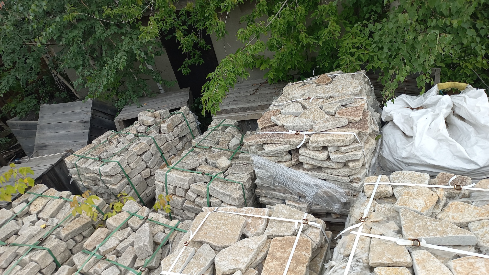 Плитняк гранитный галтованный купить в Псковской области