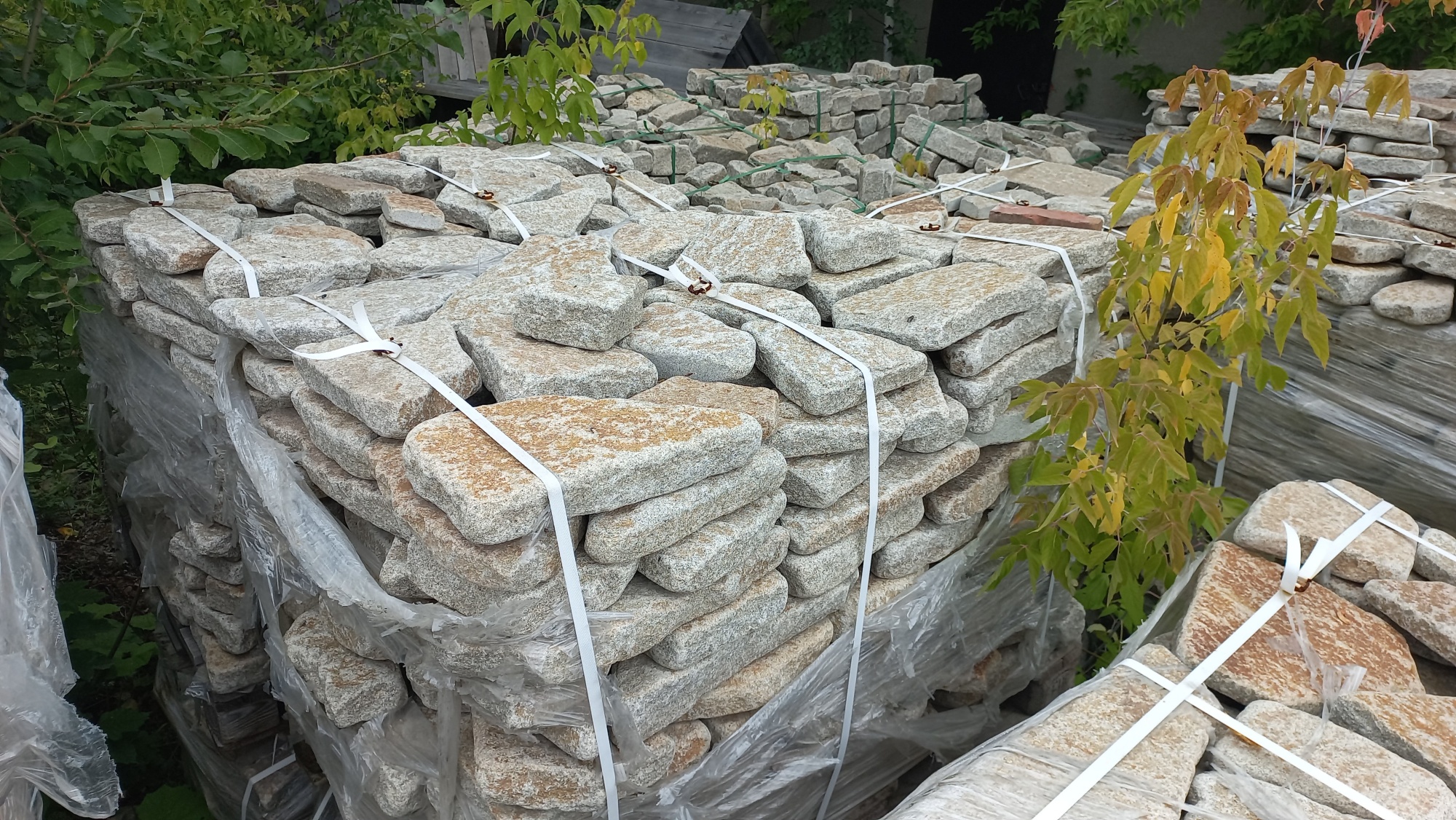 Плитняк галтованный гранитный для ландшафтного дизайна купить в Псковской области