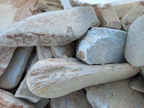 Златолит жёлтый, жёлто-зелёный глыбки и валуны для ланшафтного дизайна купить в Псковской области