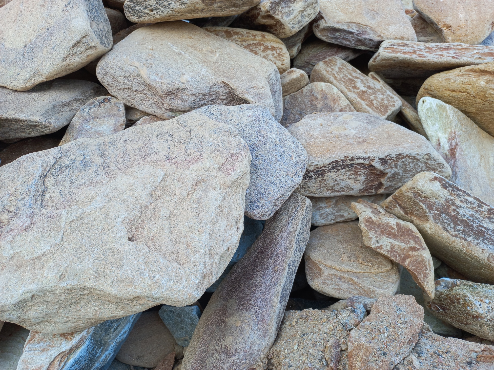 Златолит жёлтый, жёлто-зелёный глыбки и валуны для ланшафтного дизайна купить в Псковской области