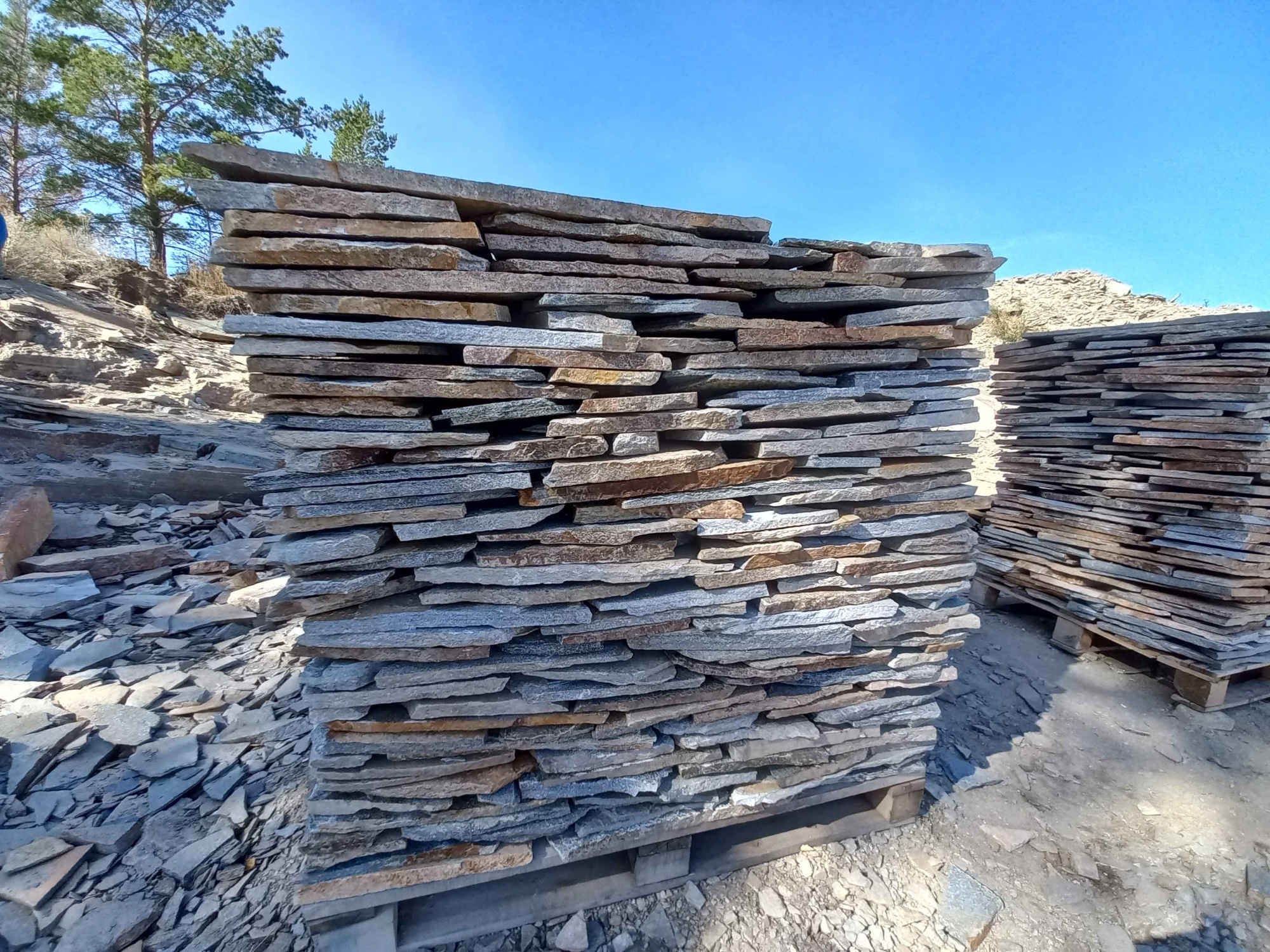 Плитняк златолит серебристый для фасада купить в Псковской области