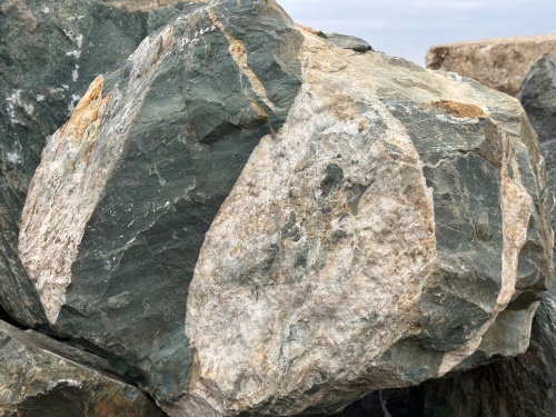 Гигантские зелёные валуны для ландшафтного дизайна весом более 5 тонн купить в Псковской области