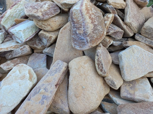 Златолит жёлтый, жёлто-зелёный глыбки и валуны для ланшафтного дизайна купить в Псковской области