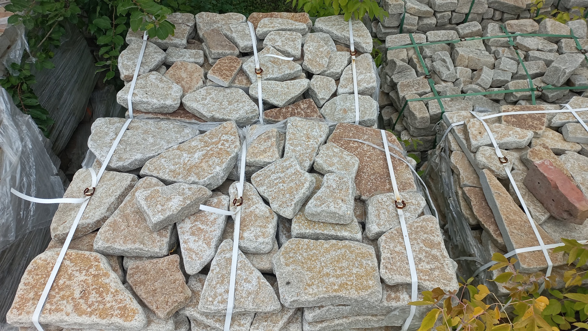 Гранитный плитняк галтованный для мощения купить в Псковской области