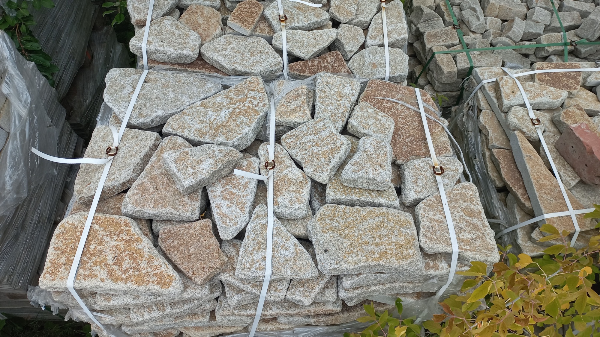 Плитняк галтованный гранитный для ландшафтного дизайна купить в Псковской области