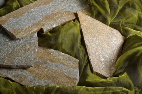 Плитняк златолит Уральский для цоколя, отмостки купить в Псковской области