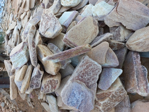 Златолит жёлтый, жёлто-зелёный глыбки и валуны для ланшафтного дизайна купить в Псковской области