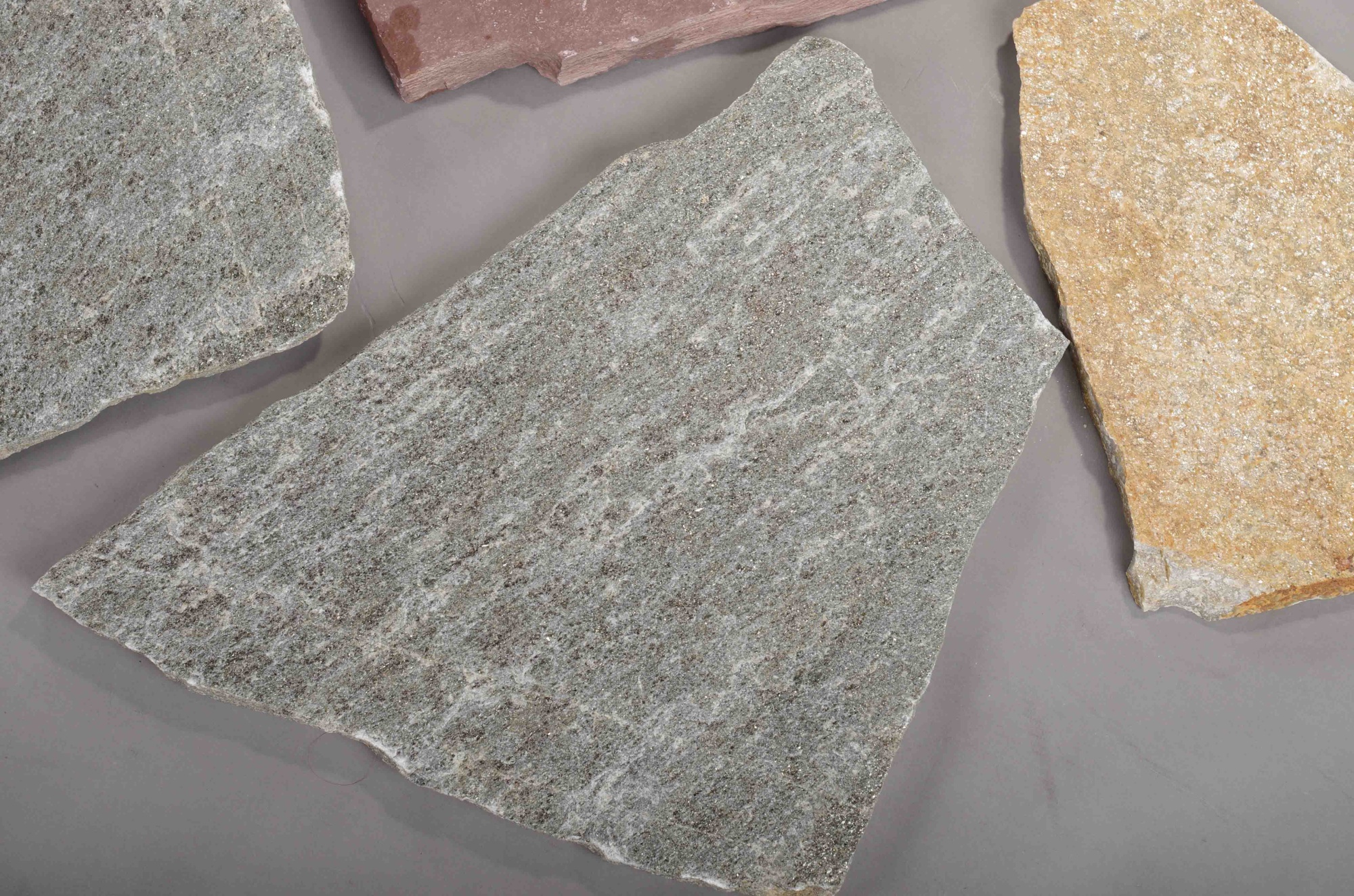 Плитняк златолит Уральский для цоколя, отмостки купить в Псковской области