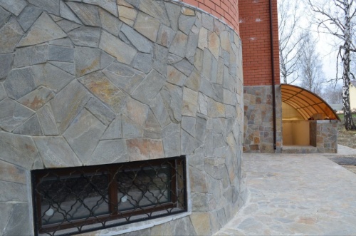 Плитняк златолит Уральский для цоколя, отмостки купить в Псковской области